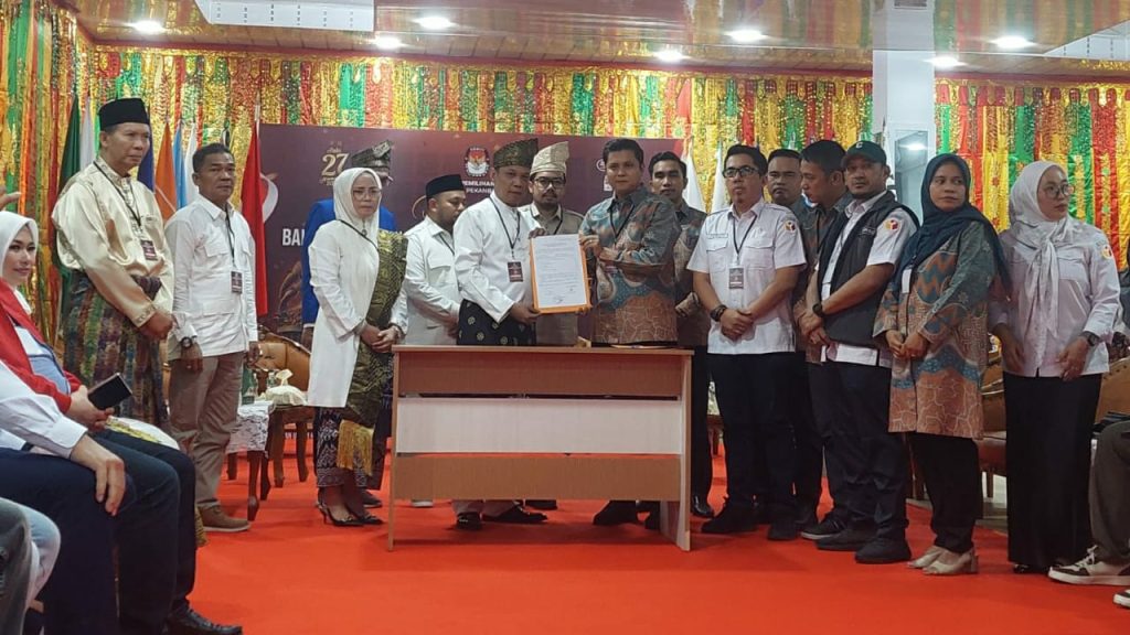 Serius Maju Pilkada, Muflihun dan Ade Hartati Datangi KPU Pekanbaru