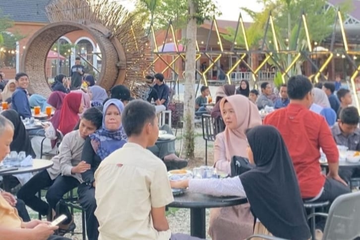 Takjil Melimpah, Z Park Jadi Destinasi Berbuka Puasa Warga Pelalawan