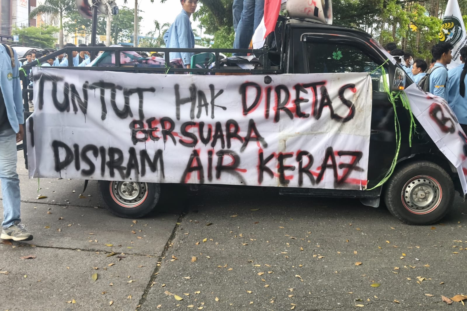 Gedung DPRD Riau Digeruduk Ratusan Mahasiswa yang Membawa Aspirasi