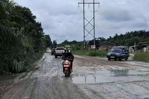 Jalan Rusak di Kampar: Secara Hukum, Masyarakat Boleh Tuntut Pemerintah