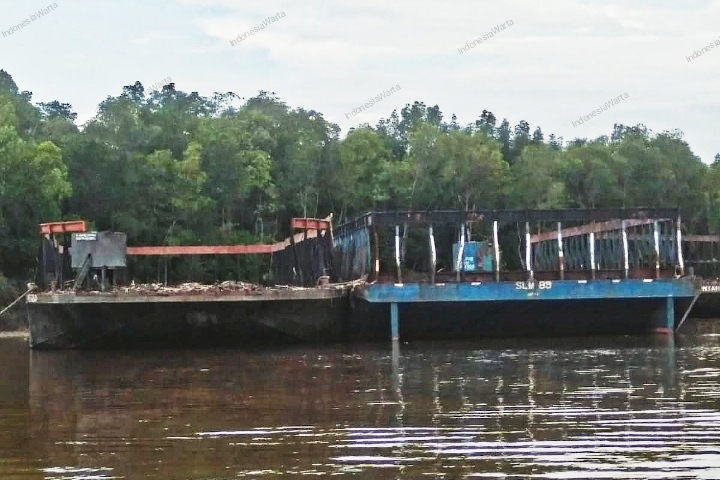 Tongkang PT AA Bersandar di Kawasan Mangrove, Syahbandar: Tanya Kepala Desa
