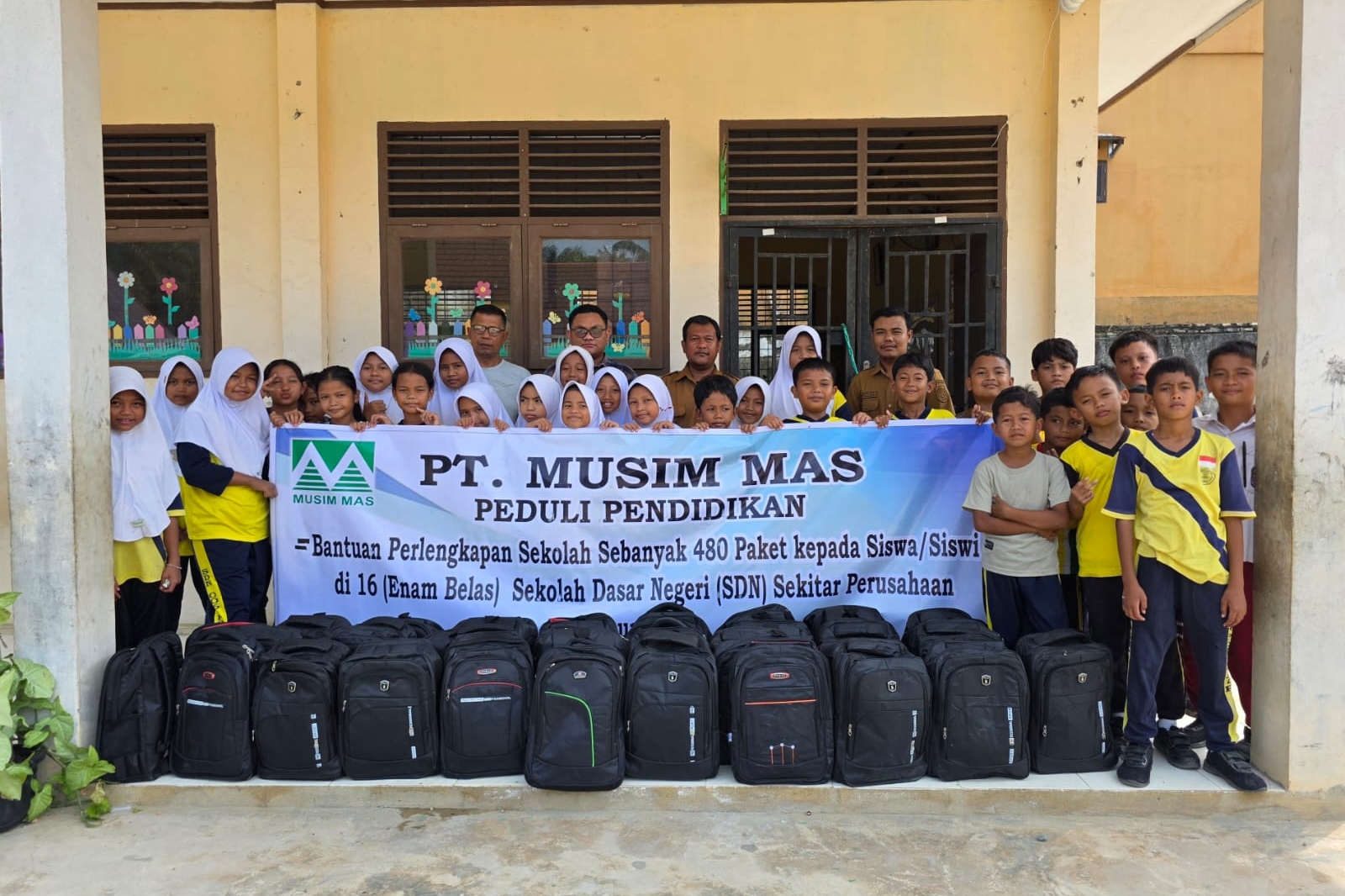 Dukung Pendidikan, PT Musim Mas Bantu Ratusan Siswa SD di Pelalawan